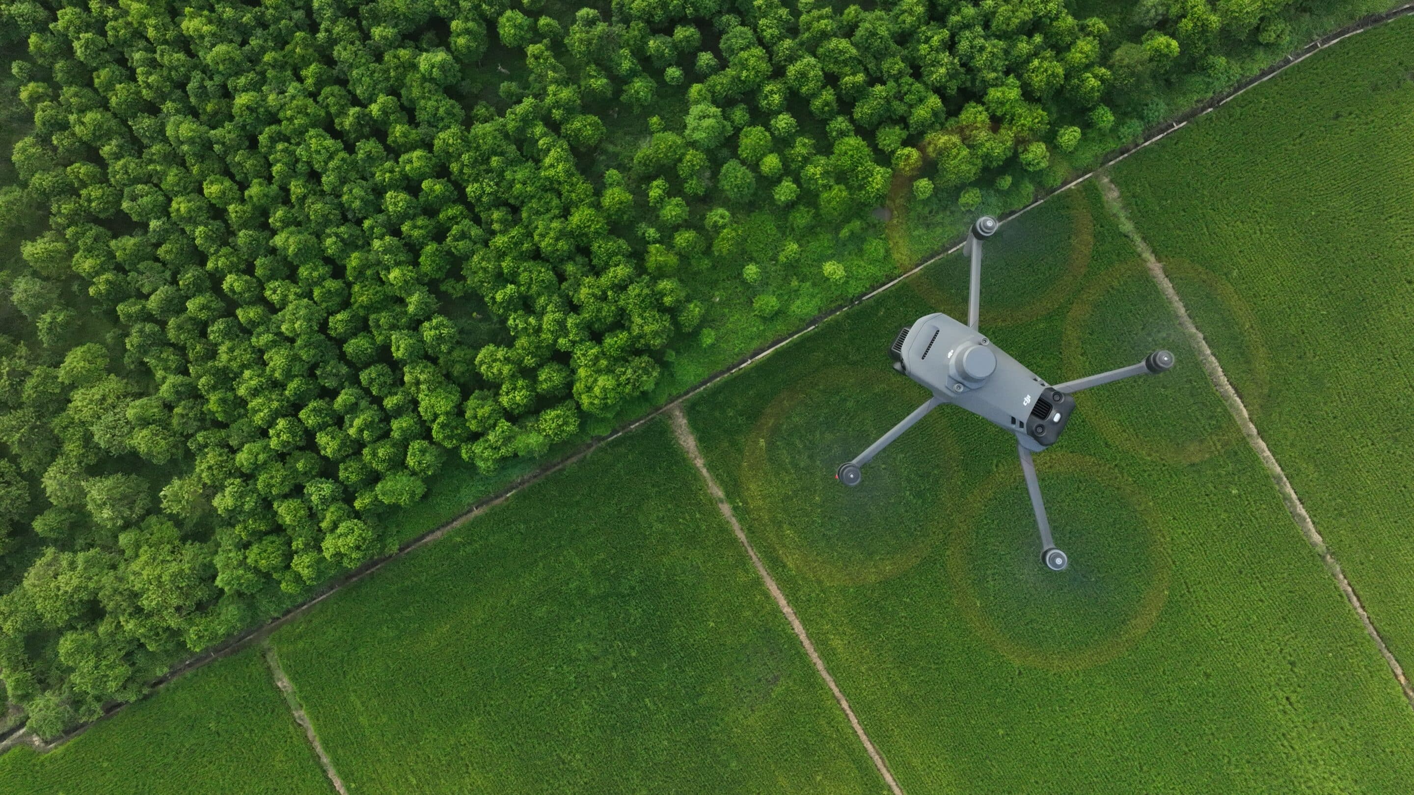 Drone DJI Matrice 3 Multispectral in volo su terreno agricolo